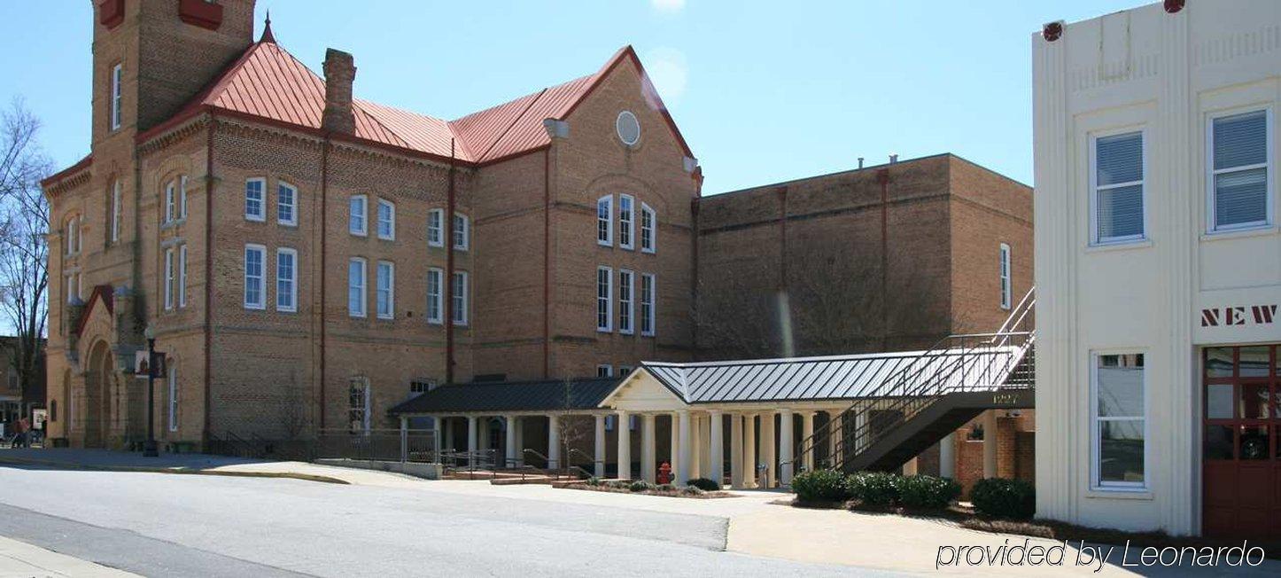 Hampton Inn Newberry Opera House Bagian luar foto