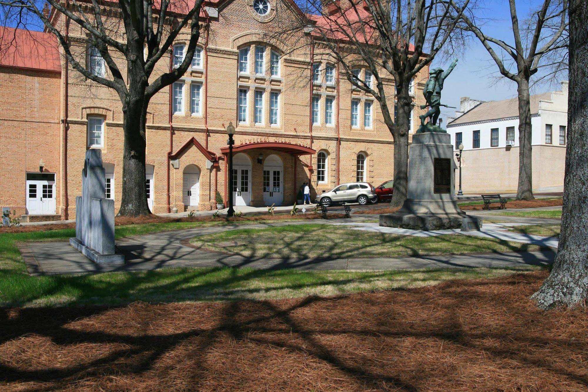 Hampton Inn Newberry Opera House Bagian luar foto